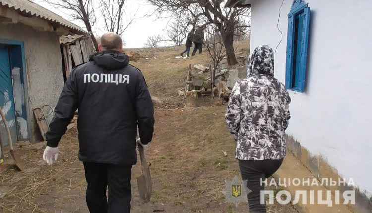В Одесской области девушка задушила своего новорожденного ребенка и закопала у дома (фото)