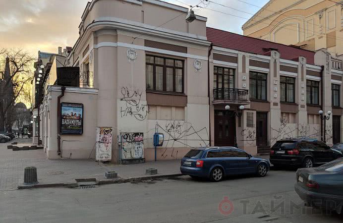 Вандализм в Одессе: стены Русского театра разрисовали Вандализм в Одессе: стены Русского театра разрисовали