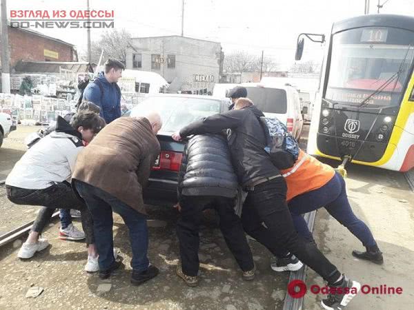 В Одессе автохам возле «Привоза» заблокировал путь для общественного транспорта (фото)