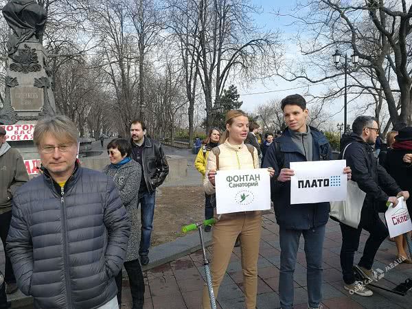 Скоро сессия: на Думской площади усилии меры безопасности, а активисты проводят митинг (фото)