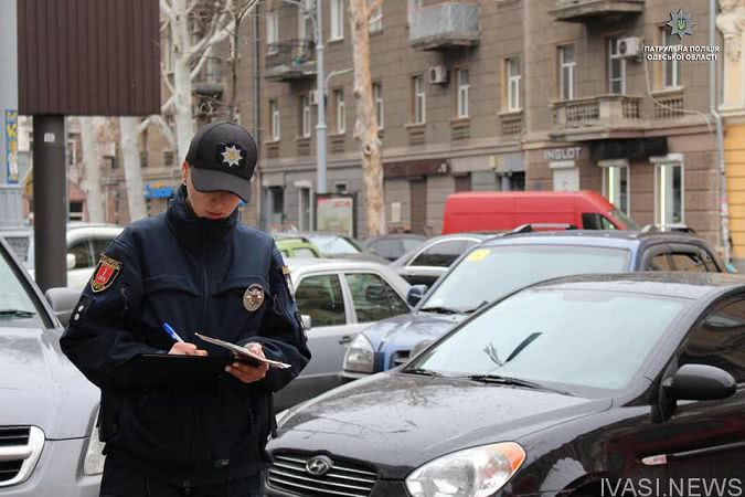 Одесские патрульные оштрафовали трех автохамов за парковку на тротуаре возле школы (фото)