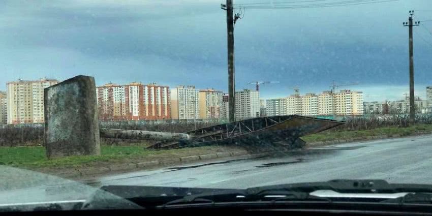 На Одеську область обрушився ураган: пилова буря на дорогах, повалені дерева і білборди