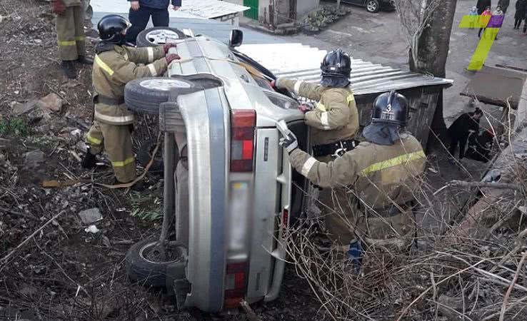 Автомобиль вылетел с проезжей части и опрокинулся на Слободке (фото)