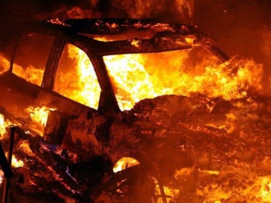 Поджег автомобиля депутат связывает со своей деятельностью