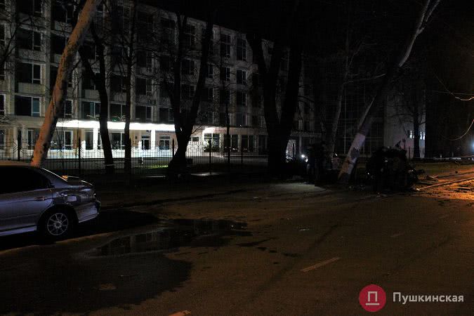 Жуткое ДТП на проспекте Шевченко: автомобиль разорвало пополам, очевидцы говорят о погибших. Фото