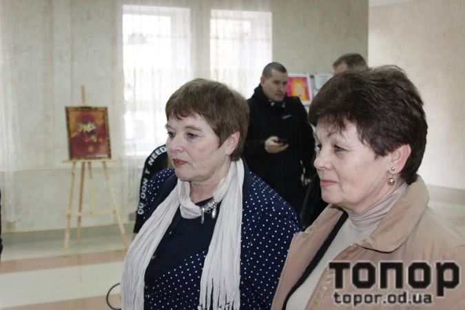 В Белгороде-Днестровском женщинам подарили большой концерт