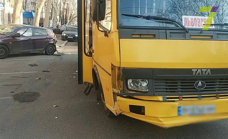 На проспекте Шевченко случилось ДТП с маршруткой (фото)