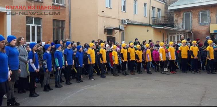 В Одессе школьники провели флешмоб в поддержку пленных РФ моряков