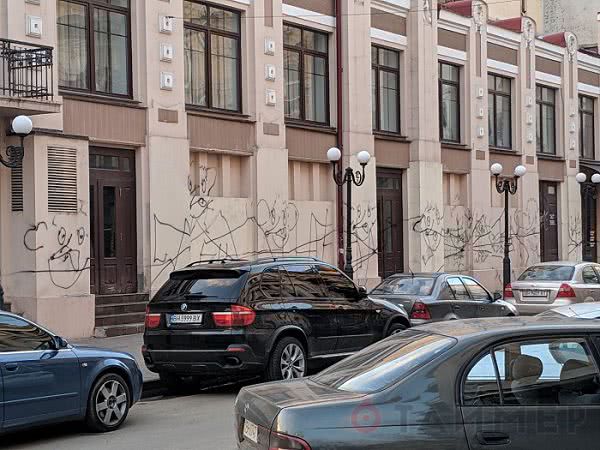 Вандализм в Одессе: стены Русского театра разрисовали