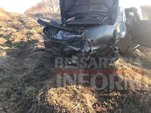 На трассе Одесса-Рени из-за попавшей в колесо палки Toyota перевернулась четыре раза