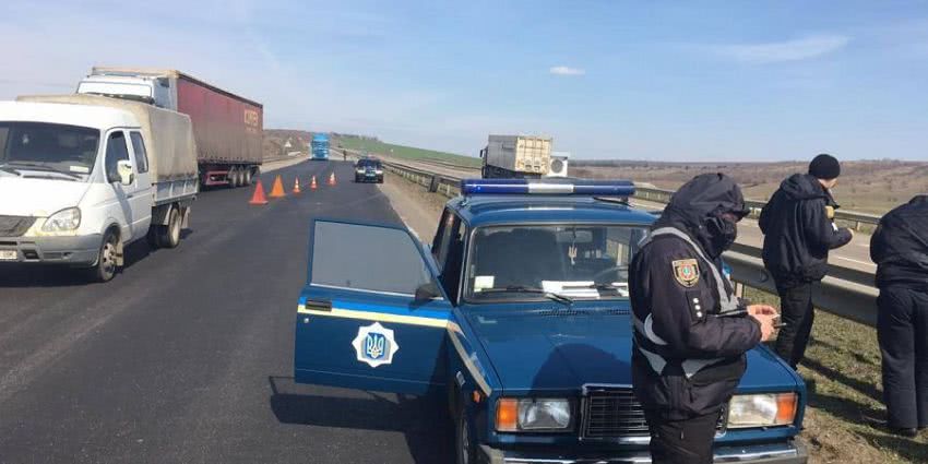 На трасі в Одеській області вантажівка врізалася у бригаду дорожньої служби, один робітник загинув