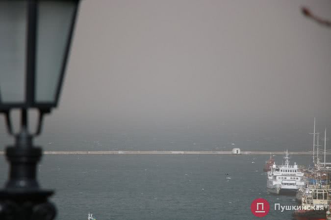 Одессу накрыла песчаная буря, в мэрии просят всех не выходить на улицу. Фото, видео