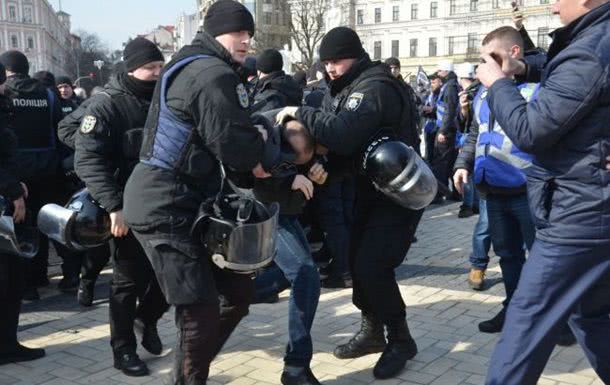 В Киеве на марше феминисток произошла потасовка с радикалами