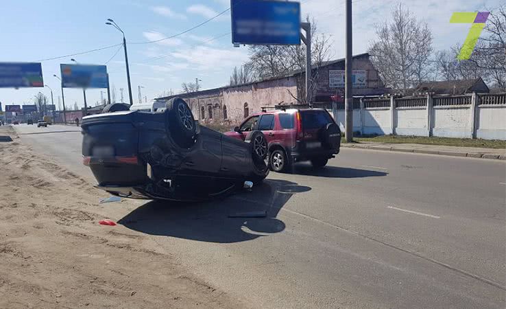 Автомобиль опрокинулся на крышу в Суворовском районе Одессы (фото)