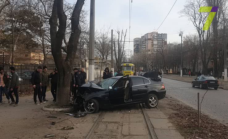 На Французском бульваре автомобиль врезался в дерево и преградил путь трамваю (фото)