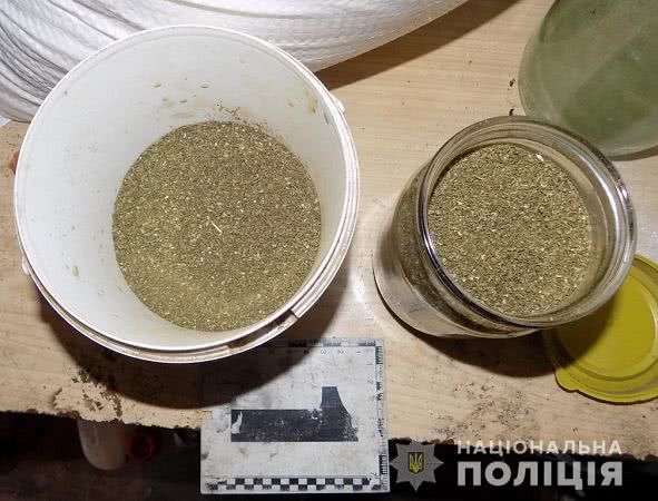 В Одесской области у пенсионера нашли марихуану и обрез охотничьего ружья. Фото
