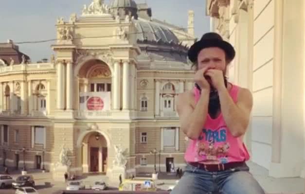 Одесский музыкант сыграл Хава Нагилу на губной гармошке (видео)