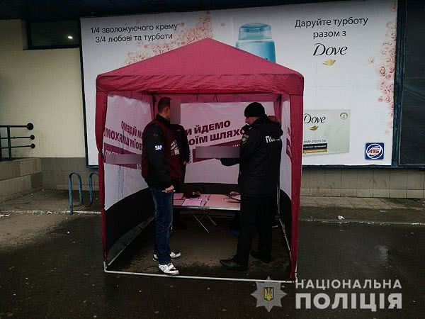 В Николаеве облили зеленкой агитационную палатку Порошенко