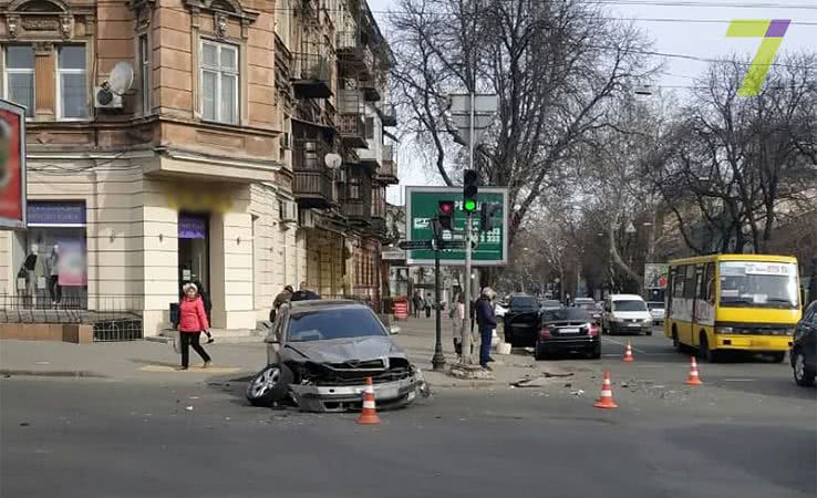 В центре Одессы не разминулись две иномарки: есть пострадавшие (фото)