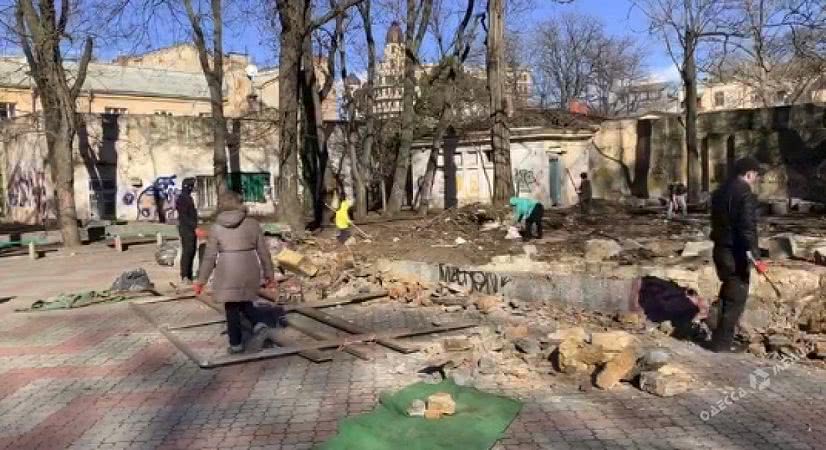 Опять за свое: в Летнем театре снова провели так называемый «субботник» и разгромили частную собственность