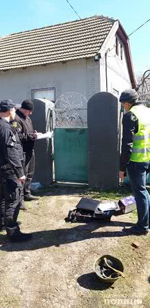 В Одесской области злоумышленники повесили боевую гранату на ворота жилого дома