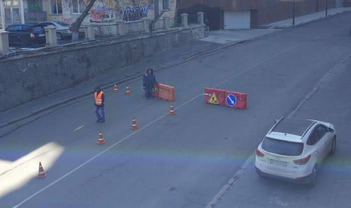 На Военном спуске перекрыли движение
