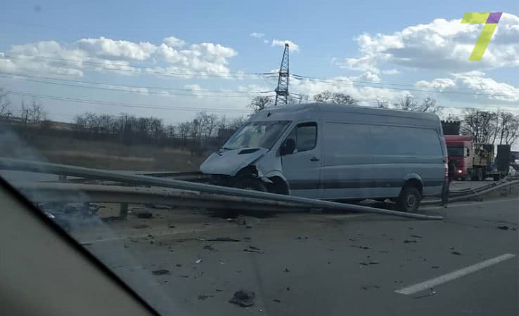Мощная авария на выезде из Одессы: микроавтобус влетел в ограждение (фото)