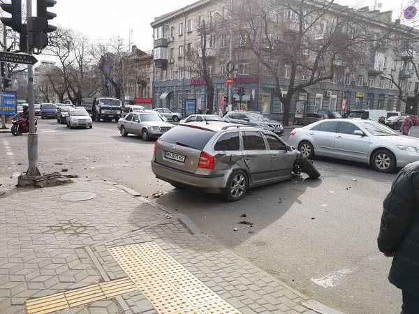 Неудачное утро: в центре Одессы столкнулись два автомобиля, есть пострадавшие. Фото