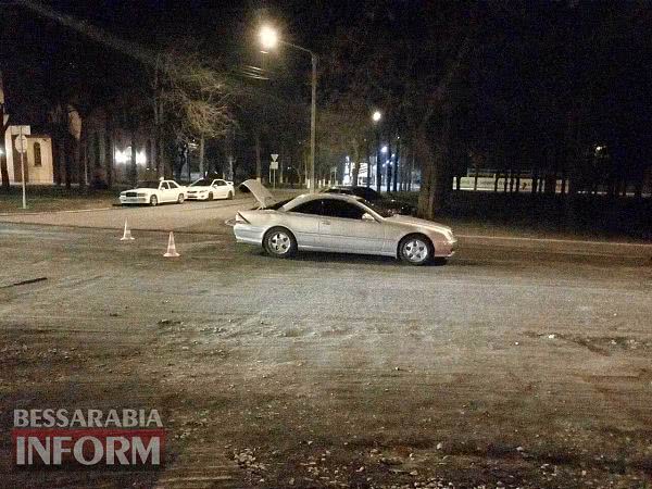 Ремонт дороги и нарушение ПДД: в Измаиле на проспекте Суворова столкнулись два "Мерседеса"