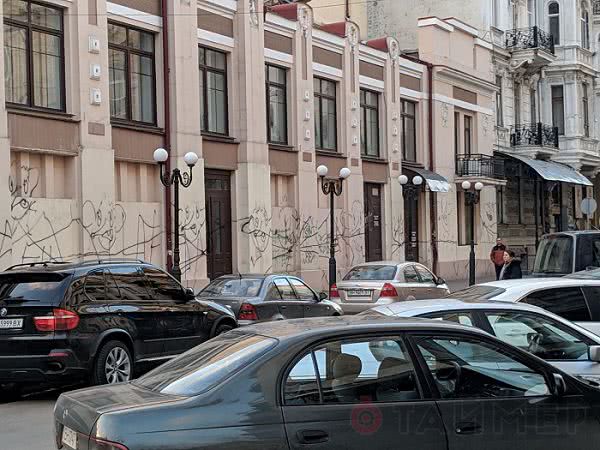 Вандализм в Одессе: стены Русского театра разрисовали Вандализм в Одессе: стены Русского театра разрисовали