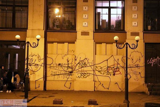 Здание Русского театра изрисовали вандалы