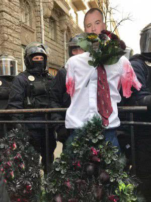 Марш националистов : пока Порошенко "прячется" в Черновцах, в Киеве Нацкорпус выставил манекен Глатковского и забросал силовиков венками Марш националистов : пока Порошенко "прячется" в Черновцах, в Киеве Нацкорпус выставил манекен Глатковского и забросал силовиков венками