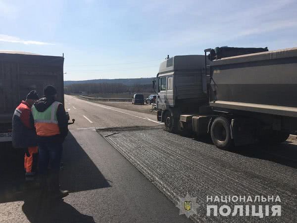 В Одеській області вантажівка збила на смерть працівника дорожньої служби, який ремонтував трасу