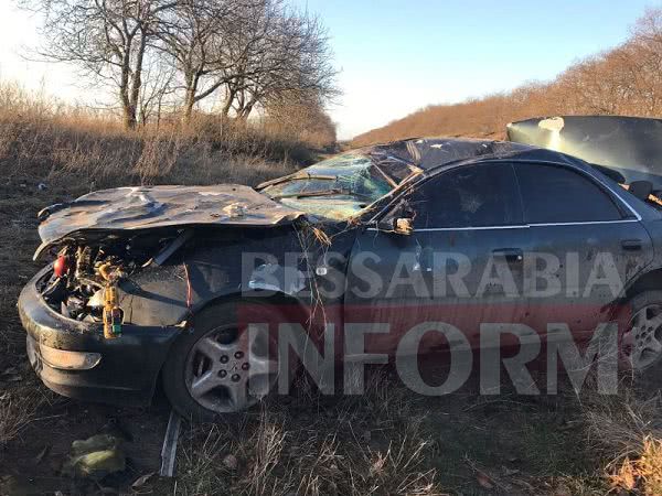 На трассе Одесса-Рени из-за попавшей в колесо палки Toyota перевернулась четыре раза