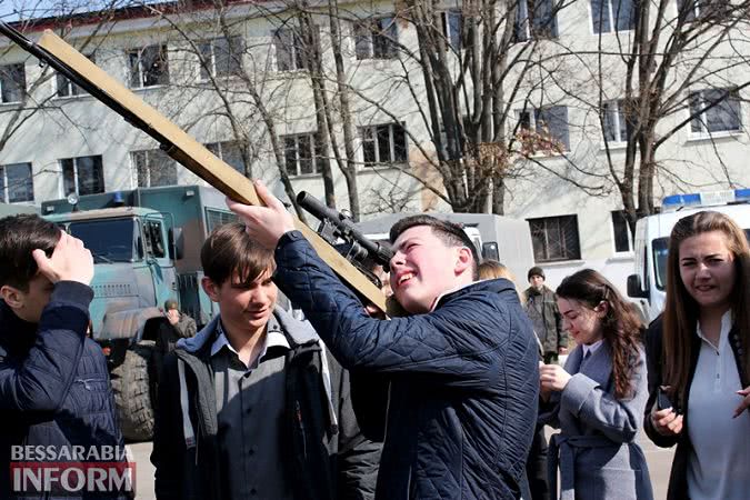 Территорию батальона Нацгвардии в Измаиле сегодня "оккупировали"...школьники