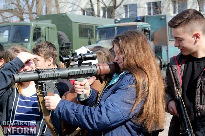 Территорию батальона Нацгвардии в Измаиле сегодня "оккупировали"...школьники