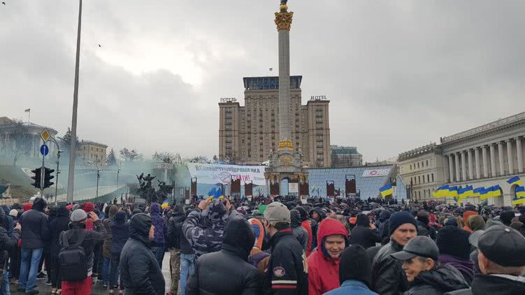 Нацкорпус устроили митинг против "покрывания Петром Порошенко воровства на крови"