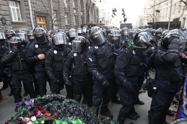Марш националистов : пока Порошенко "прячется" в Черновцах, в Киеве Нацкорпус выставил манекен Глатковского и забросал силовиков венками Марш националистов : пока Порошенко "прячется" в Черновцах, в Киеве Нацкорпус выставил манекен Глатковского и забросал силовиков венками