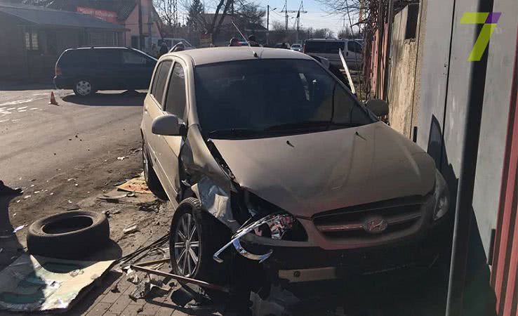 Мощная авария на Ленпосёлке: один из автомобилей влетел в стену (фото)