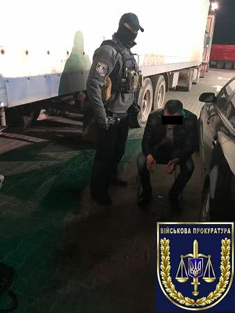 30 тысяч гривен за решение вопроса: одесские таможенники попались на взятке