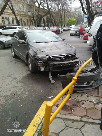 В центре Одессы автомобиль врезался в забор, часть которого отлетела и попала в пешехода. Фото
