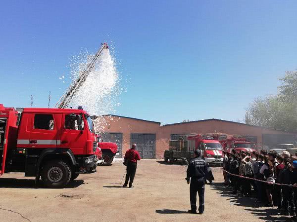 Спасатели в Белгород-Днестровском и Тарутино провели ряд мероприятий, где школьники могли поучаствовать в тушении "пожара"