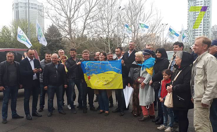 Под Одесской ОГА прошел митинг в поддержку одного из кандидатов в Президенты (фото)