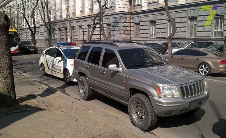 В центре Одессы патрульные задержали сотрудника СБУ (фото)
