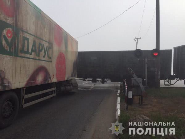 На трассе Одесса-Измаил фура врезалась в грузовой поезд