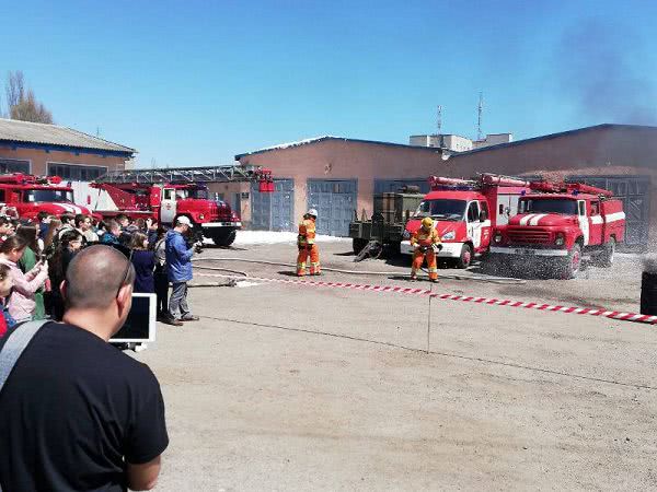 Спасатели в Белгород-Днестровском и Тарутино провели ряд мероприятий, где школьники могли поучаствовать в тушении "пожара"