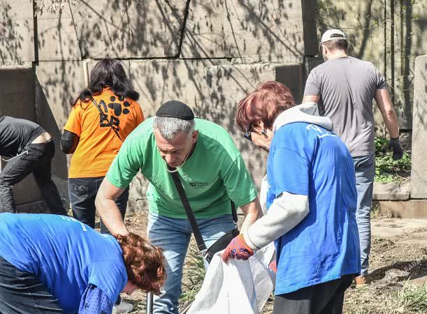 Одесские волонтеры провели субботник на Еврейском кладбище