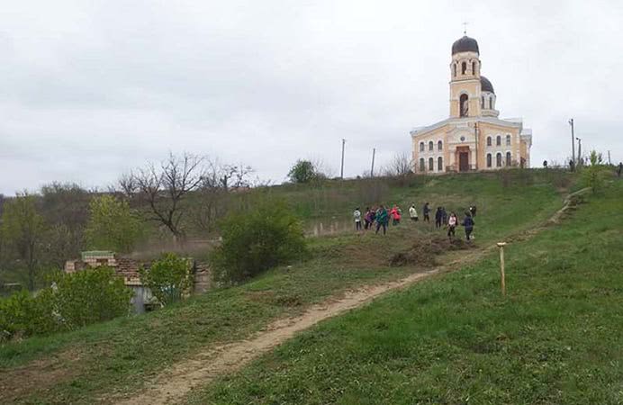 В Криничном за уборку взялись школьники