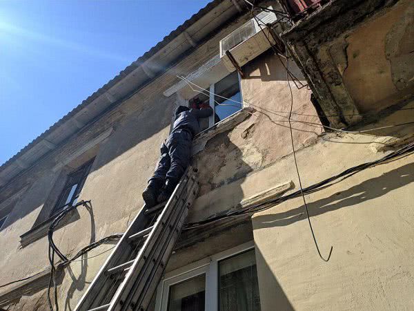 В Одесской области пожарные спасли кота, который застрял в окне. Фото
