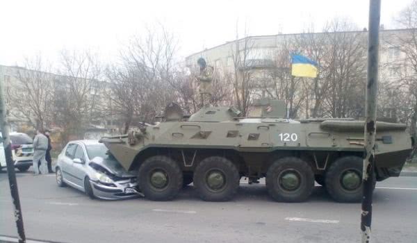 В Ровно военный БТР устроил ДТП с легковым автомобилем